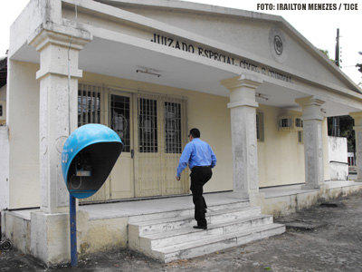 Juiz condena ótica a indenizar casal que teve alianças danificadas