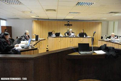 Concessionária deve indenizar proprietária que teve veículo roubado