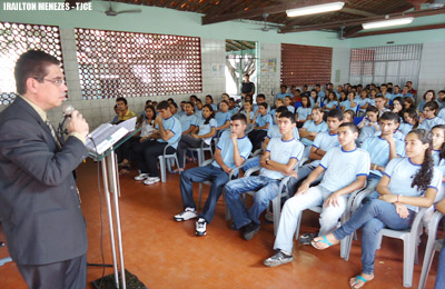 Juiz Edísio Meira Neto defende Estatuto da Criança e do Adolescente durante palestra para estudantes