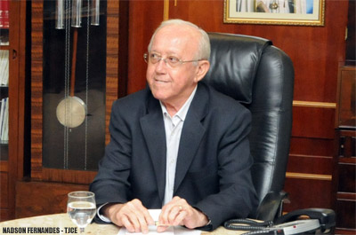 Desembargador José Arísio Lopes da Costa assume interinamente o Governo do Ceará