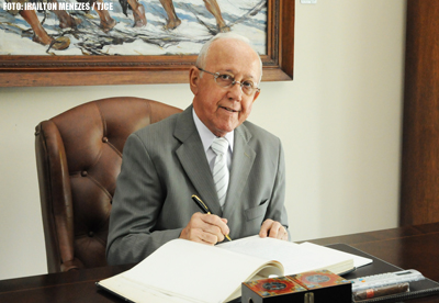 Desembargador José Arísio Lopes da Costa assume interinamente o Governo do Ceará