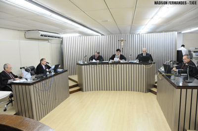 Empresa de telefonia móvel deve pagar indenização de R$ 4 mil por cobrança indevida