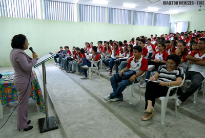 Judiciário, cidadania e adolescentes são temas de palestra de juíza em colégio municipal