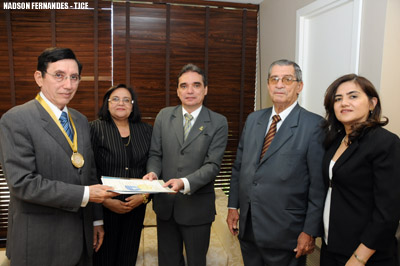 Desembargadores do TJCE recebem medalha por contribuírem com a prática da conciliação