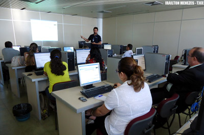 Curso sobre peticionamento eletrônico é ministrado no Fórum para multiplicadores da OAB-CE