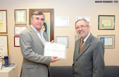Diretor da Esmec entrega certificado do curso em Administração Judiciária ao des. Váldsen Pereira