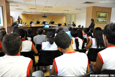 Alunos de escola municipal visitam  sede do Tribunal de Justiça do Ceará