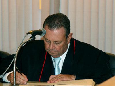 Des. Ernani assume prometendo administrar com os servidores