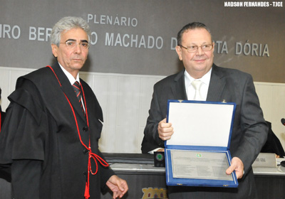 Desembargador Ernani Barreira Porto recebe homenagem do Órgão Especial do TJCE