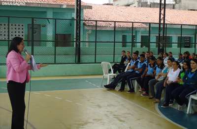 Juíza de Pacoti profere palestra sobre a Lei Maria da Penha