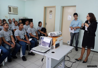Juíza debate Lei Maria da Penha com integrantes do curso de formação da Polícia Militar