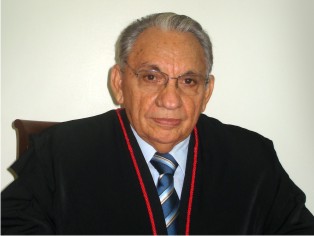 Pleno presta homenagem ao desembargador Bringel