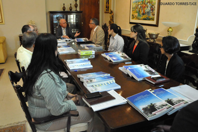 Presidente do TJCE entrega relatório de atividades durante reunião com Comissão de Transição