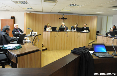 Seguradora é condenada a pagar conserto de veículo danificado após cair em buraco