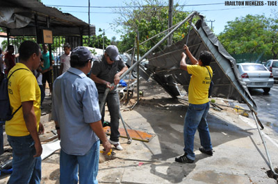 Prefeitura de Fortaleza retira barracas irregulares do entorno do Fórum Clóvis Beviláqua