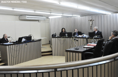 Unimed é condenada a pagar R$ 25 mil  à idosa que teve prótese negada