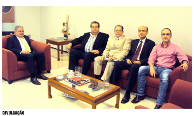 Diretor da Esmec recebe visita de representantes do Instituto Escola Superior de Contas