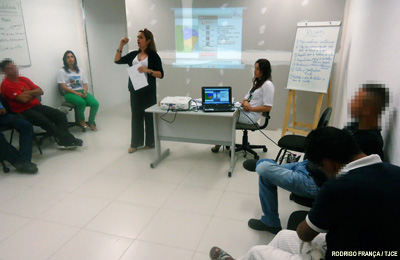 Infratores da Lei Maria da Penha assistem à palestra sobre reflexo da violência familiar em crianças