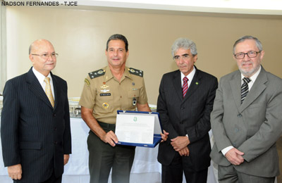 Comandante da 10ª Região Militar do Exército Brasileiro recebe homenagem do TJCE