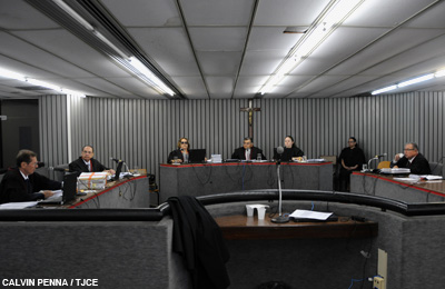 Banco Finasa deve indenizar em mais de R$ 14 mil cliente que teve veículo apreendido ilegalmente