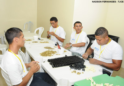 Egressos do sistema carcerário e familiares expõem produtos artesanais no Shopping Del Paseo