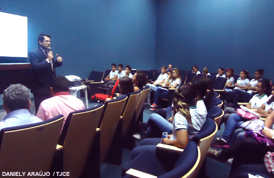 Fórum Clóvis Beviláqua recebe visita de alunos de escola profissionalizante