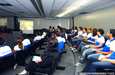 Alunos da Escola Humberto Castelo Branco conhecem o Tribunal de Justiça do Ceará