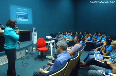 Fórum Clóvis Beviláqua recebe grupo de alunos de escola pública de Fortaleza