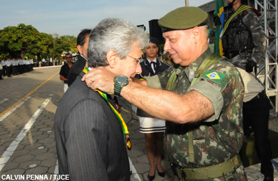 Comando da Polícia Militar do Ceará homenageia desembargador Luiz Gerardo de Pontes Brígido