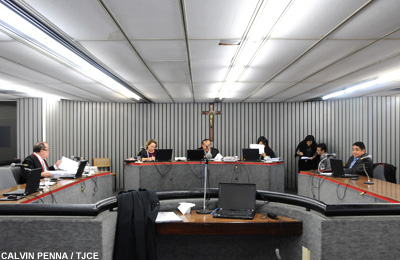 Loja é condenada a indenizar mãe e filha acusadas indevidamente de furtar roupas