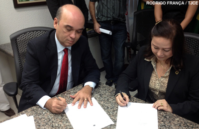 Diretor do Fórum Clóvis Beviláqua assina termo para implantar gestão pública de excelência