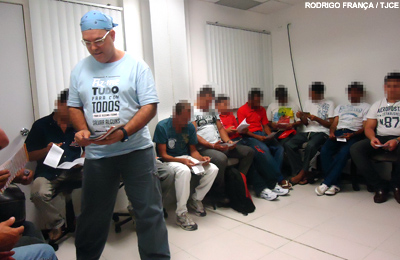 Infratores da Lei Maria da Penha assistem à palestra sobre como evitar a agressividade