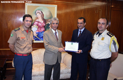Presidente do TJCE recebe placa em comemoração  ao Dia Nacional dos Bombeiros Militares