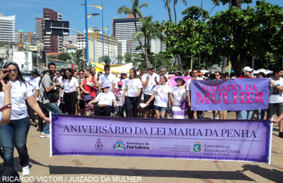 Juizado da Mulher participa de caminhada em comemoração ao aniversário da Lei Maria da Penha