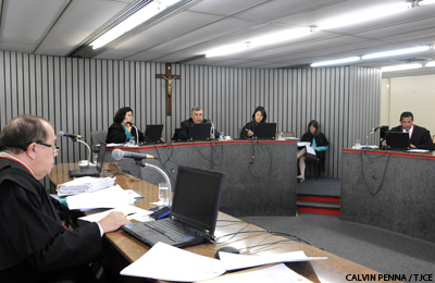 Unimed deve pagar R$ 20 mil por negar mamoplastia a estudante com problema na coluna