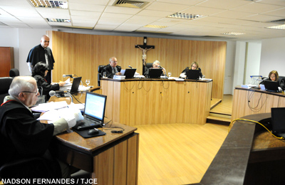 Rede de fast-food é condenada a indenizar mulher que comeu sanduíche com inseto