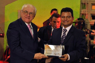 Desembargador Francisco José Martins Câmara recebe Troféu Patativa de Ouro em Assaré