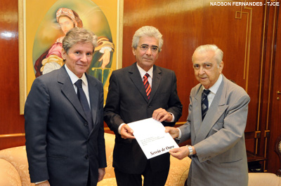 Diretores do SVM convidam presidente do TJCE para solenidade de entrega do Troféu Sereia de Ouro