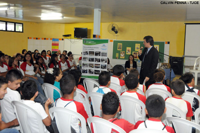 Juiz explica o funcionamento da Justiça estadual para alunos da rede pública