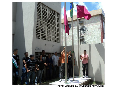 Juizado da Mulher participa do Outubro Rosa com hasteamento de bandeiras