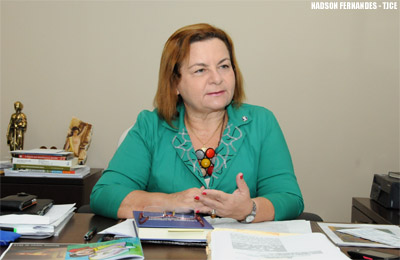 Desembargadora Sérgia Miranda ministra palestra sobre processo eletrônico em faculdade