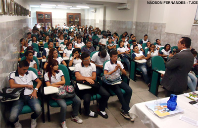 Juiz Carlos Henrique Oliveira alerta sobre  uso de drogas durante palestra no Liceu