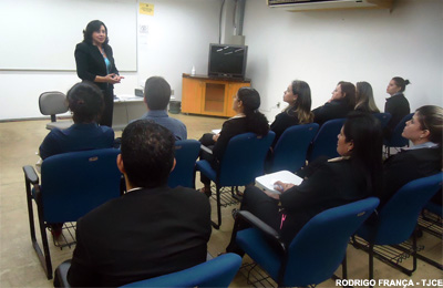 Desembargadora Nailde Pinheiro orienta equipe  do Telejustiça sobre Semana de Conciliação