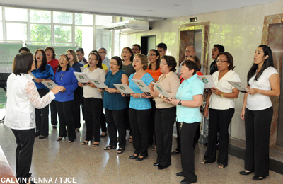 Coral do Tribunal de Justiça faz apresentação  em comemoração ao Dia do Servidor Público