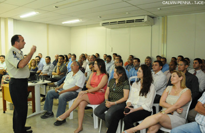 Chefe da Assistência Militar do TJCE orienta servidores sobre segurança pessoal