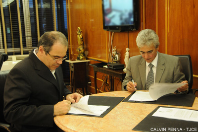 TJCE e Fundação Demócrito Rocha assinam contrato para ampliar canal de comunicação com a sociedade