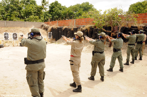 Assistência Militar do TJCE promove treinamento de tiro e instrução de armamento