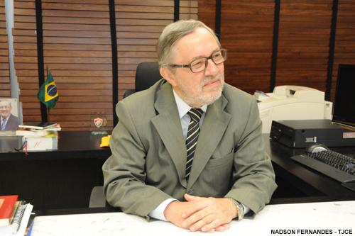 Desembargador Francisco Lincoln Araújo assume interinamente a Presidência do TJCE
