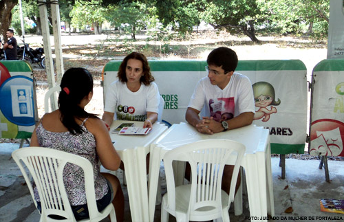 Juizado da Mulher orienta moradores do bairro Maraponga sobre Lei Maria da Penha