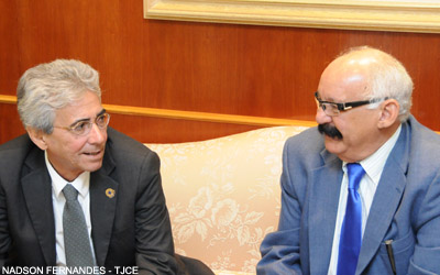 Presidente do TJCE recebe visita do jornalista Macário Batista